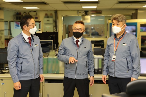 황 사장(가운데)이 올해 8월 취임 뒤 고리원자력본부를 찾아 현장경영을 펼쳤다. 황 사장이 고리1호기 터빈룸에서 직원들과 이야기하고 있다. 사진=한수원 제공