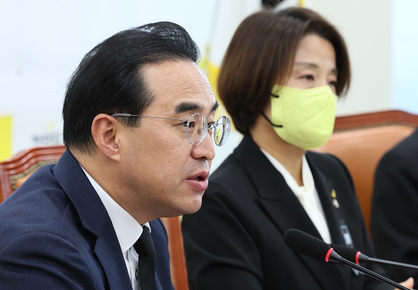 애도기간이 마무리되면서 여야는 다음 주부터 다시 치열한 맞대결을 예고했다. 박홍근 민주당 원내대표는 당 회의에서 “경찰 특별수사본부가 수사에 나섰다고는 하지만 정작 서울청장실과 용산서장실은 압수수색에서 빠진 것이 드러났다”며 “성역 없는 국정조사는 이제 거스를 수 없는 거대한 민심”이라고 강조했다. 사진=연합뉴스