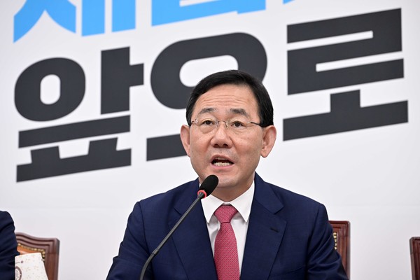 국민의힘은 야권의 국정조사 요구 등에 선을 그으며 민주당이 강행한 검수완박(검찰 수사권 완전 박탈) 탓에 경찰이 참사와 관련해 ‘셀프 수사’를 하고 있다고 반격하는 상황이다. 주호영 원내대표는 지난 4일 “지금은 신속한 수사로 여러 증거를 확보, 보존하는 게 제일 중요하다”며 “강제 수단이 없는 국정조사는 수사만 방해한다”고 지적했다. 사진=서울와이어 DB