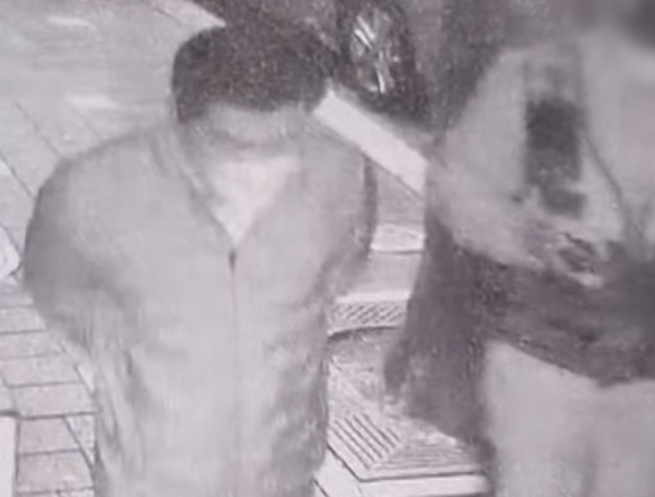 이임재 전 용산경찰서장이 이태원 압사 참사가 발생한 지난달 29일 오후 10시55분쯤 서울 이태원 앤틱가구거리에서 뒷짐을 진 채 이태원파출소로 이동하고 있다. 사진=연합뉴스TV 캡쳐