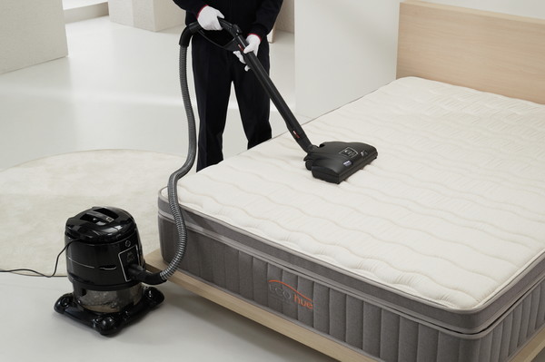 SK매직이 7일 매트리스를 전문적으로 관리받을 수 있는 ‘일회성 클리닝 서비스’를 출시했다. 사진=SK매직 제공