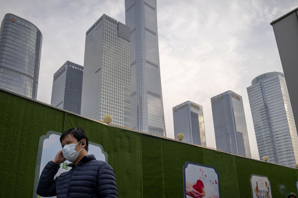 중국에서 기괴하고 강압적인 '제로 코로나' 정책에 대한 권력층 내부의 불만이 커지고 있다. 사진은 베이징에서 한 시민이 마스크를 쓴 채 거리를 걷고 있다(AP=연합뉴스)
