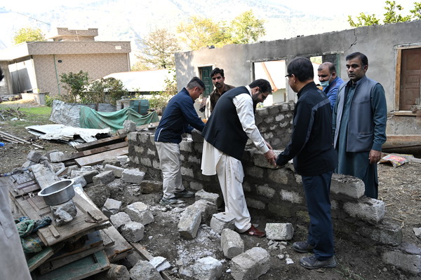 한국수자원공사 자회사 Star Hydro Power Limited 임직원들이 기록적인 호우로 피해를 입은 파키스탄에서 수해 복구활동을 하고 있다.