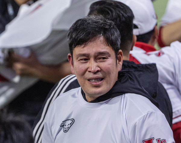 지난 8일 SSG랜더스가 우승을 확정짓자 정용진 신세계그룹 부회장이 눈물을 흘리며 선수들을 바라보고 있다. 사진=연합뉴스 제공