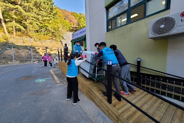 HUG가 부산 진구에서 노후 사회복지시설 개보수 지원 활동을 실시했다. 사진=HUG 제공