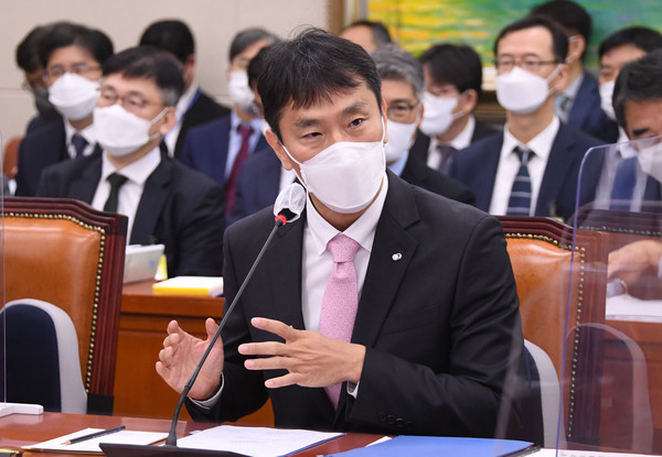 이복현 금융감독원장이 10월 11일 서울 여의도 국회에서 열린 정무위원회의 금융감독원 국정감사에서 의원들의 질의에 답변하고 있다. / 사진=연합뉴스