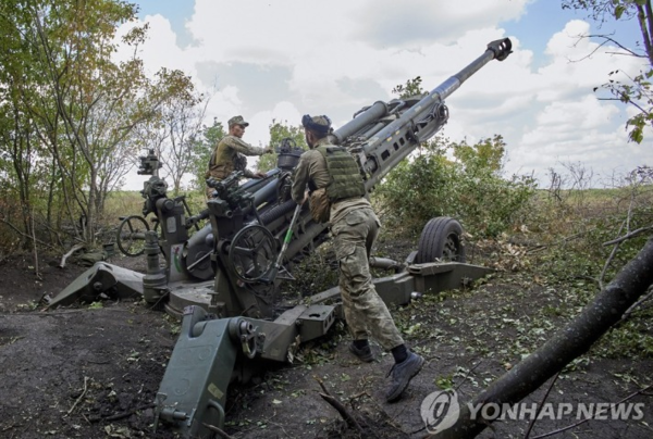 미국이 지원한 155mm 곡사포를 발사하는 우크라이나군 (사진, EPA=연합뉴스)
