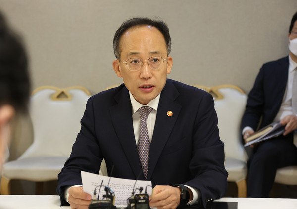 추경호 부총리 겸 기재부 장관이 10일 정부서울청사에서 원희룡 국토교통부 장관과 김주현 금융위원장 이복현 금융감독원장 등이 참석한 가운데 열린 부동산 관계장관회의를 주재하며 발언하고 있다. / 사진=연합뉴스