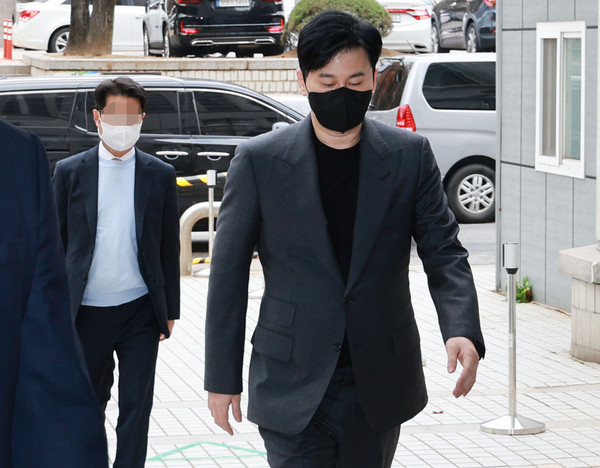 아이돌그룹 '아이콘' 전 멤버 비아이의 마약 혐의 수사를 무마한 혐의로 재판에 넘겨진 양현석 전 YG엔터테인먼트 총괄프로듀서(대표)가 14일 서울 서초구 서울중앙지법에서 열린 1심 결심 공판에 출석하고 있다. / 사진=연합뉴스