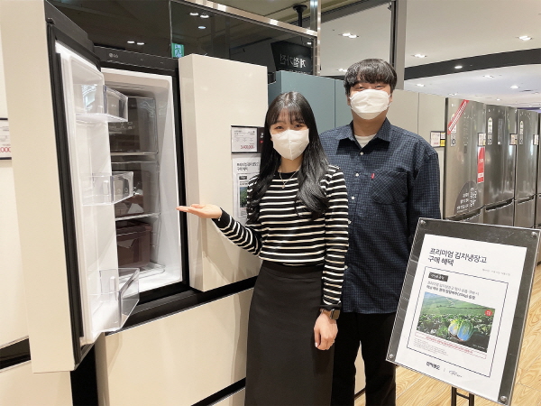 전자랜드 파워센터 용산본점에서 고객들이 김치냉장고 행사 모델을 살펴보고 있다. 사진=전자랜드 제공