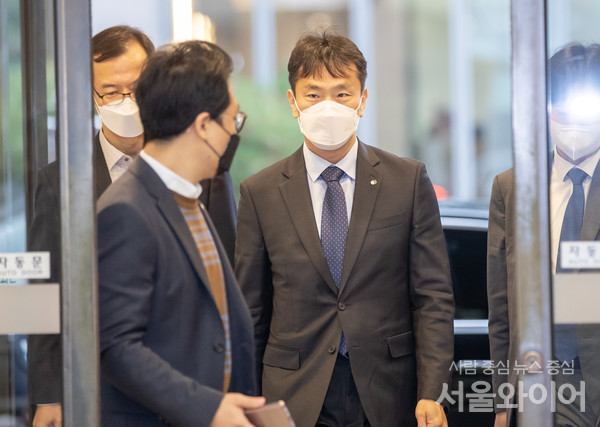 이복현 금융감독원장이 간담회장으로 이동하고 있다.