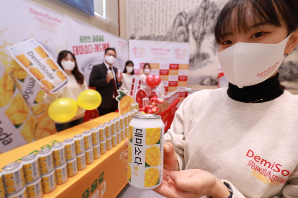 동아오츠카가 데미소다 신규 플레이버 '레드애플·망고' 2종을 출시했다. 사진=동아오츠카 제공