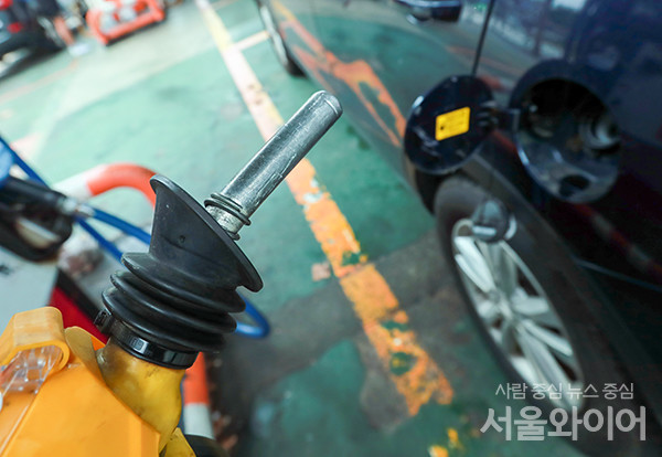휘발유와 경유 가격 격차가 확대되고 있다. 경유차 운전자들은 늘어난 연료비 부담에 시름이 깊어졌다. 사진=이태구 기자