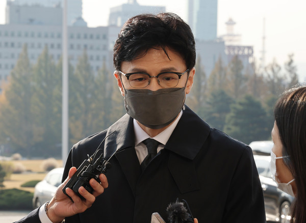 한동훈 법무부 장관이 7일 예결위 참석을 위해 국회에 들어서며 취재진의 질문에 답변하고 있다. / 사진=연합뉴스