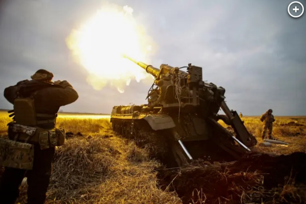 도네츠크 전선에서 우크라이나군이 러시아군을 향해 포격을 퍼붓고 있다 (사진 AP=연합뉴스)