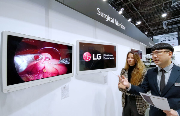 LG전자가 독일 뒤셀도르프에서 현지시간 14일부터 나흘간 진행되는 의료기기 박람회 '메디카(MEDICA 2022)'에서 의료용 모니터 최초로 미니 LED가 적용된 신제품을 선보였다. 사진=LG전자 제공