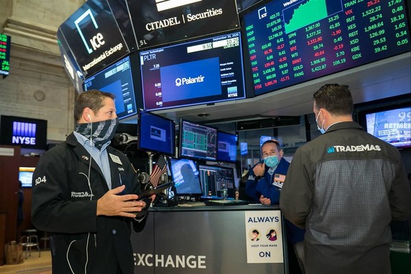 뉴욕증시 3대 지수가 동반 상승했다. 15일(현지시간) 뉴욕증권거래소(NYSE)에서 다우존스산업평균지수는 전 거래일 대비 56.22포인트(0.17%) 오른 3만3592.92로 장을 마쳤다. 스탠더드앤드푸어스(S&P)500지수는 34.48포인트(0.87%) 상승한 3991.73으로, 나스닥종합지수는 162.19포인트(1.45%) 뛴 1만1358.41로 마감했다. 사진=NYSE