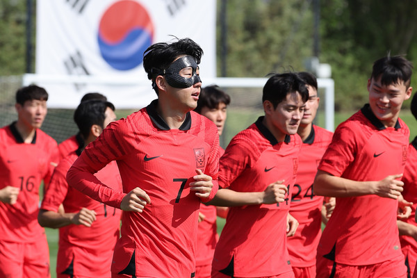 2022 카타르 월드컵에 출전하는 대한민국 축구 국가대표팀의 손흥민이 16일 오전(현지시간) 카타르 도하의 알에글라 훈련장에서 안면 보호대를 착용한 채로 훈련에 임하고 있다. / 사진=연합뉴스