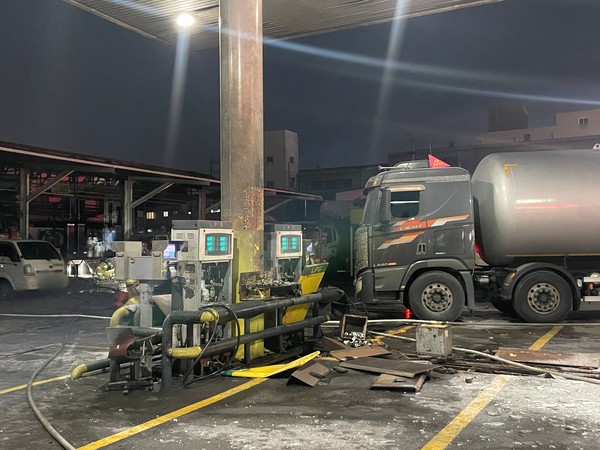 16일 오후 5시29분경 대구 서구 중리동 한 LPG 충전소에서 폭발과 함께 화재가 발생했다. 소방당국이 출동해 진화에 나서 불은 23분만에 진화됐다. 사진=연합뉴스 제공