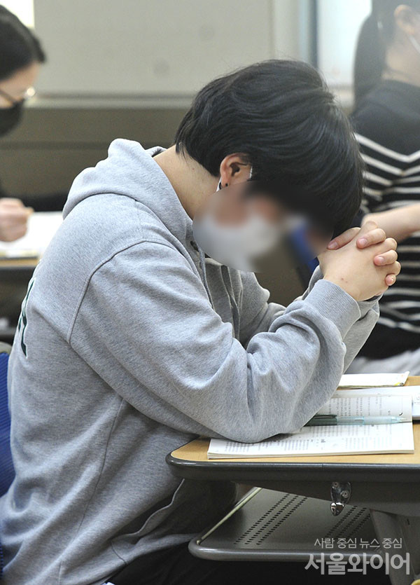 수험생이 시험을 보기전 기도를 하고 있다.