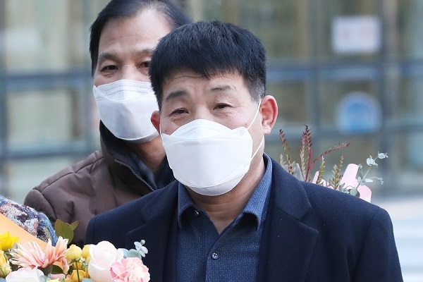 이춘재 대신 화성 연쇄살인 범인으로 억울하게 옥살이를 한 윤성여씨가 국가로부터 18억원이 넘는 배상금을 받을 전망이다. 사진=연합뉴스 제공