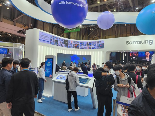 삼성전자 지스타2022 부스에서는 SSD 제품을 조립부터 게임플레이까지 직접 해볼 수 있는 체험존이 마련됐다. 사진=한동현 기자