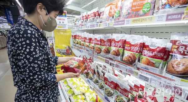 서울시대 대형마트를 찾은 시민이 포장김치를 고르고 있다. 사진=서울와이어 DB