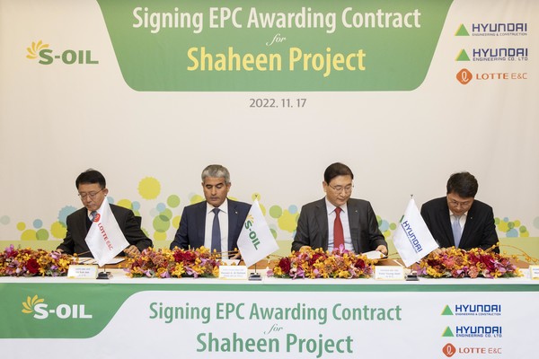 에쓰오일 샤힌 프로젝트 계약 체결식에 참석한 현대건설 윤영준 대표이사(왼쪽부터 세 번째), 현대엔지니어링 홍현성 대표이사(맨 오른쪽), 에쓰오일 후세인 알 카타니 대표이사(왼쪽 두 번째), 롯데건설 하석주 대표이사. 사진=현대엔지니어링 제공