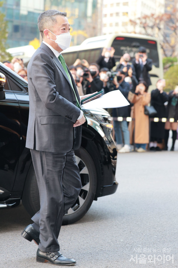 박정원 회장이 차에서 내려 호텔로 이동하고 있다.