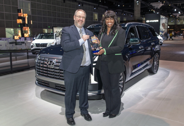 2022 LA 오토쇼에서 (왼쪽부터) 마이클 맥기븐 U.S.뉴스&월드리포트 마케팅 매니저와 올라비시 보일 현대차 북미권역본부 상품기획담당이 U.S.뉴스&월드리포트의 ‘2023년 베스트 SUV 브랜드상’ 트로피와 함께 기념사진을 촬영하고 있다. 사진=현대차 제공