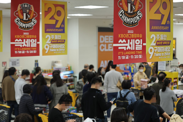 신세계그룹이 프로야구 SSG랜더스의 통합 우승을 기념해 진행한 쓱세일 첫 날인 18일 이마트 용산점에 주말 수준 고객이 몰렸다. 인천 연수점도 많은 고객으로 영업을 잠시 중단하기도 했다. 사진=연합뉴스 제공