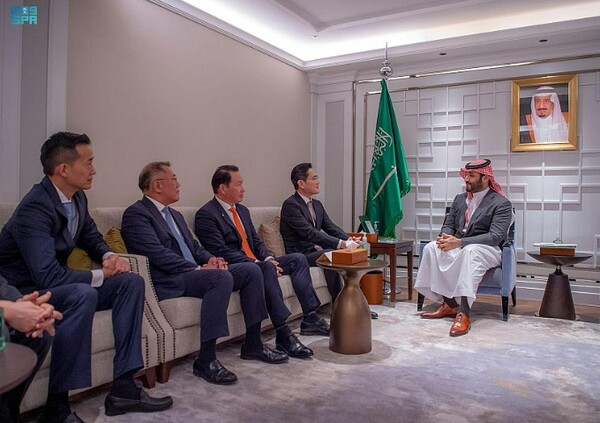 중앙에 앉은 무함마드 빈 살만 사우디아라비아 왕세자가 지난 17일 서울 소공동 롯데호텔에서 국내 기업 총수와 만나 대화를 나누고 있다. (왼쪽부터) 김동관 한화솔루션 부회장, 정의선 현대자동차그룹 회장, 최태원 SK그룹 회장, 이재용 삼성전자 회장. 사진=사우디아라비아 국영매체 SPA 홈페이지