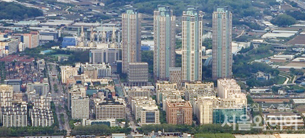 전국 집값이 하락하는 가운데 분양가는 올라 수요자들의 독박 우려가 심화되고 있다. 사진=이태구 기자
