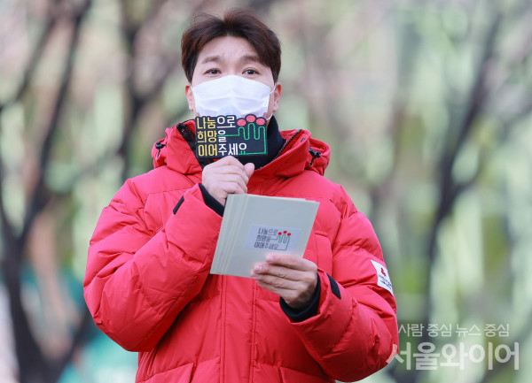 방송인 박수홍의 친형 박씨가 회삿돈과 박수홍 개인 자금을 횡령한 혐의를 받는 가운데 첫 공판에 참석해 혐의를 대부분 부인했다. 사진=서울와이어DB