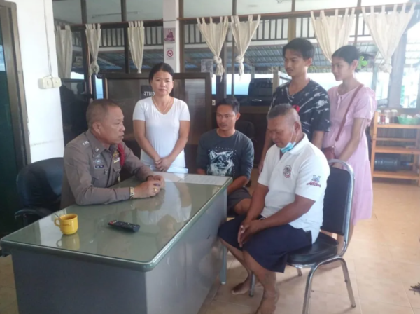 복권 당첨금을 가지고 불륜남과 달아난 아내를 고소하기 위해 경찰서를 찾은 마니트와 그의 가족. 사진=더 타이거 홈페이지