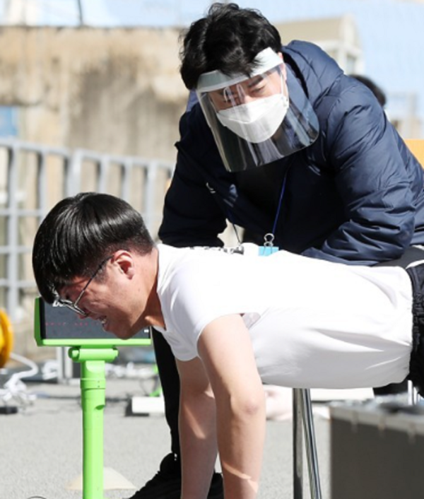 경찰 심의·의결 기구인 국가경찰위원회(경찰위)가 지난 21일 전체회의를 열고 경찰공무원 채용시험에 관한 규칙 개정안을 의결했다. 개정 규칙에 따라 앞으로 남녀 응시자 모두 동일한 규정으로 팔굽혀펴기 체력 측정시험을 치르게 된다. 사진=연합뉴스 제공