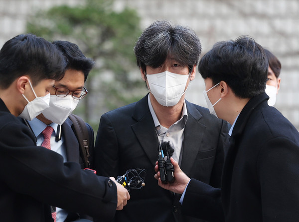 남욱 변호사가 21일 오전 서울 서초구 서울중앙지방법원에서 열린 대장동 개발 사업 로비·특혜 의혹 관련 1심 속행 공판에 출석하고 있다. 남 변호사는 이날 구속기간 만료로 석방돼 불구속 상태로 재판을 받게 됐다. / 사진=연합뉴스