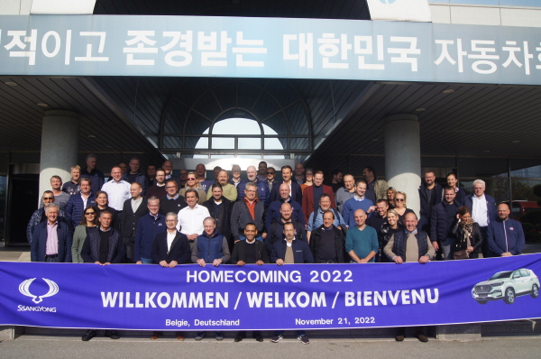 쌍용자동차가 평택공장에 초청한 중부 유럽 우수 딜러들이 기념촬영을 하고 있다. 사진=쌍용자동차 제공