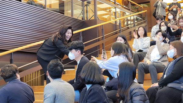 서울 종로구 SK서린빌딩에서 지난 22일 열린 SK이노베이션 11월 행복산책 강연자로 나선 정신건강의학 전문의 오은영 박사가 SK이노베이션 구성원들과 악수를 나누며 무대로 입장하고 있다. 사진=SK이노베이션 제공