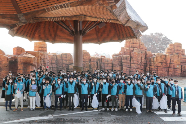 사업장 인근 환경정화에 나선 한국마사회 임직원들. 사진=한국마사회 제공