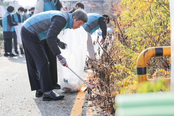 사업장 인근 환경정화에 나선 한국마사회 정기환 회장. 사진=한국마사회 제공
