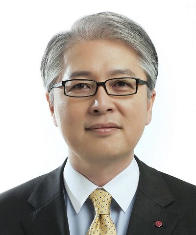 지난해 부회장에 선임돼 ㈜LG를 이끄는 권봉석 최고운영책임자가 정기인사에서 유임됐다. 사진=LG그룹 제공