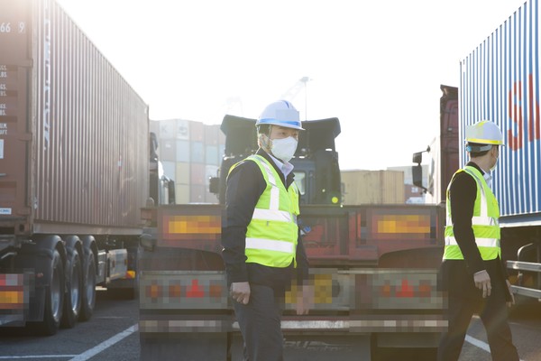원희룡 국토교통부 장관이 화물연대 운송거부 이틀째인 25일 부산 항만을 찾아 물류 긴급수송대책 등 현장 전반을 점검 하고 있다. 사진=국토부 제공