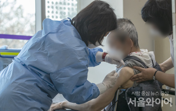 정부가 신종 코로나바이러스 감염증(코로나19) 재유행에 따른 60대 이상 고려층 중심의 개량 백신 추가접종 필요성을 강조했다. 사진=서울와이어 DB
