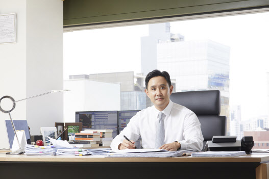 고 최기호·장병희 창업자가 공동으로 설립한 영풍그룹의 오너일가로서 비철금속 계열사인 고려아연 사업을 총괄 중인 최윤범 부회장. 사진=고려아연 제공