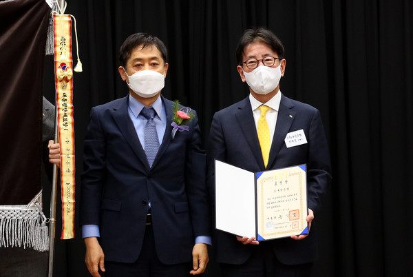 28일 서울시 중구 전국은행연합회에서 열린 '제16회 자금세탁방지의 날' 행사에서 (왼쪽부터)김주현 금융위원장, 이재근 KB국민은행장이 기념촬영을 하고 있다. / 사진=KB국민은행