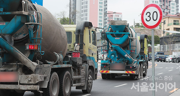 건설현장은 레미콘 공급이 막히며 셧다운 위기에 처했다. 당장 타설보단 마감 등 대체 공정위주로 작업을 진행 중이다. 사진=서울와이어 DB