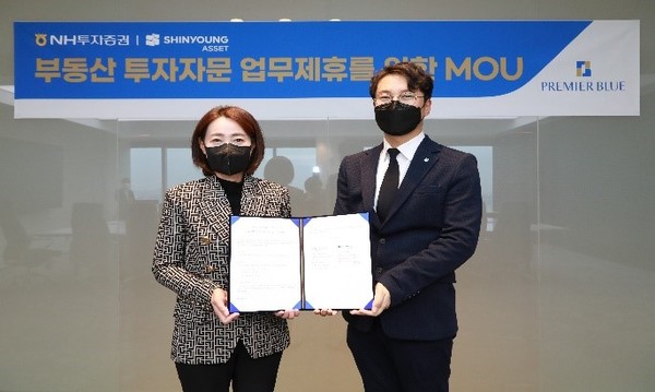 29일 NH투자증권은 부동산투자자문 컨설팅사인 신영에셋과 부동산투자자문 컨설팅 업무제휴 및 재산제세 전문 영앤진세무법인과 전날 NH투자증권 본사에서 가업승계 컨설팅 업무제휴를 체결했다고 밝혔다. 사진 왼쪽부터 이재경 NH투자증권 Premier Blue본부 대표와 박희원 신영에셋 대표. 사진=NH투자증권 제공
