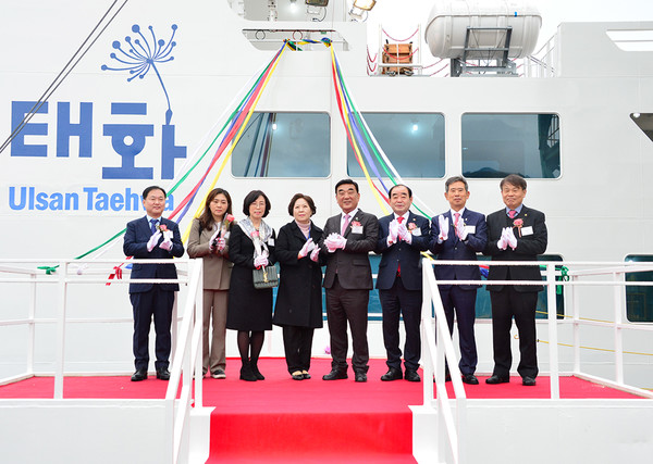 김형관 현대미포조선 사장(왼쪽 첫번째)과 (왼쪽 다섯번째부터) 김두겸 울산시장, 김기환 울산시의회 의장, 안효대 울산시 경제부시장, 김재균 울산항만공사 사장이 ICT융합 전기추진 스마트선박’의 명명식에서 기념사진을 촬영하고 있다. 사진=현대중공업그룹 제공
