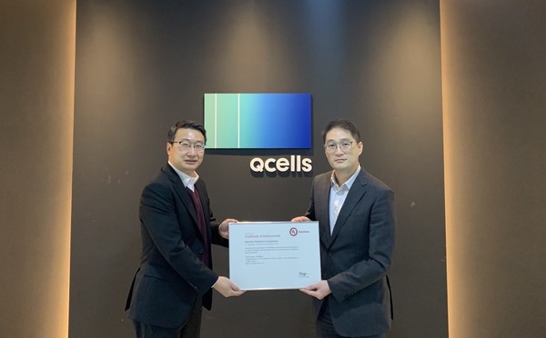 (왼쪽부터) 박정필 한화큐셀 시스템개발센터장과 웨슬리 곽 UL솔루션즈 아시아 총괄 이사가 지난 29일 서울 금천구 한화큐셀 시스템개발센터에 인증시험소 명패 전달식에서 기념 촬영을 하고 있다. 사진=한화큐셀 제공